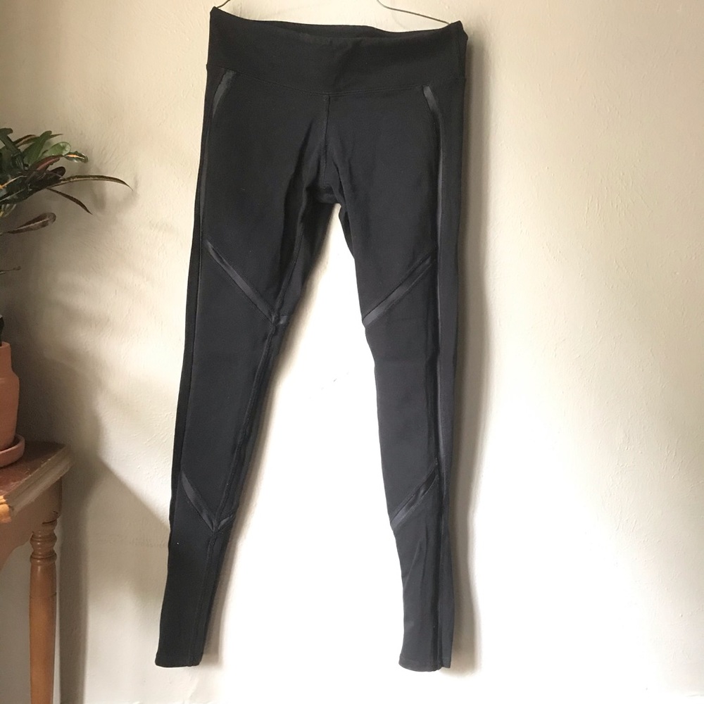 SOLD // Alo Yoga Black Leggings